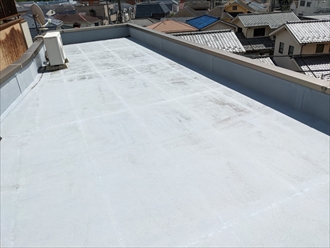 中野区新井にて陸屋根の防水の点検、トップコート施工は定期的に行いましょう